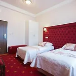 Ambasada Hotel 2*