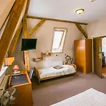 Ambasada Hotel 2*