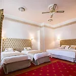 Ambasada Hotel 2*